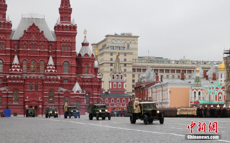 当地时间11月7日，莫斯科红场举行阅兵式，纪念1941年红场阅兵式。1941年，德军兵临莫斯科城下。为了鼓舞苏联官兵士气，苏联高层决定于当年11月7日在红场举行阅兵式。部队接受检阅完后直接开赴战场。1941年阅兵式被称为战争史上的奇迹，极大鼓舞了苏联军民抗击法西斯的士气。中新社记者 王修君 摄