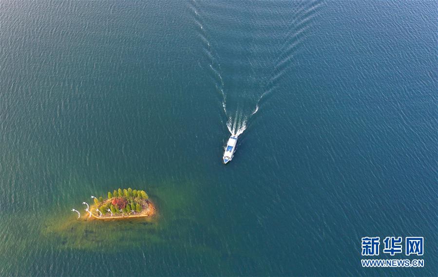 11月9日无人机拍摄的庐山西海。 当日，落日余晖下的江西庐山西海山青水蓝，美不胜收。 新华社记者 周密 摄