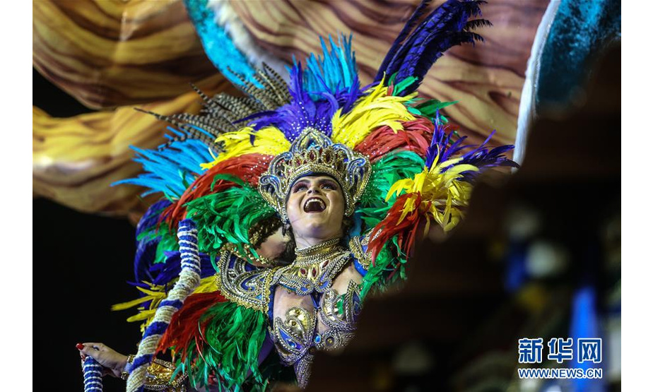 3月2日凌晨，在巴西圣保罗，桑巴舞校的演员参加狂欢节游行。 巴西圣保罗狂欢节庆祝活动1日正式展开。3月1日深夜至2日清晨，由特级桑巴舞学校进行的狂欢节游行在巴西圣保罗市进行。 新华社发（拉赫尔·帕特拉索摄）