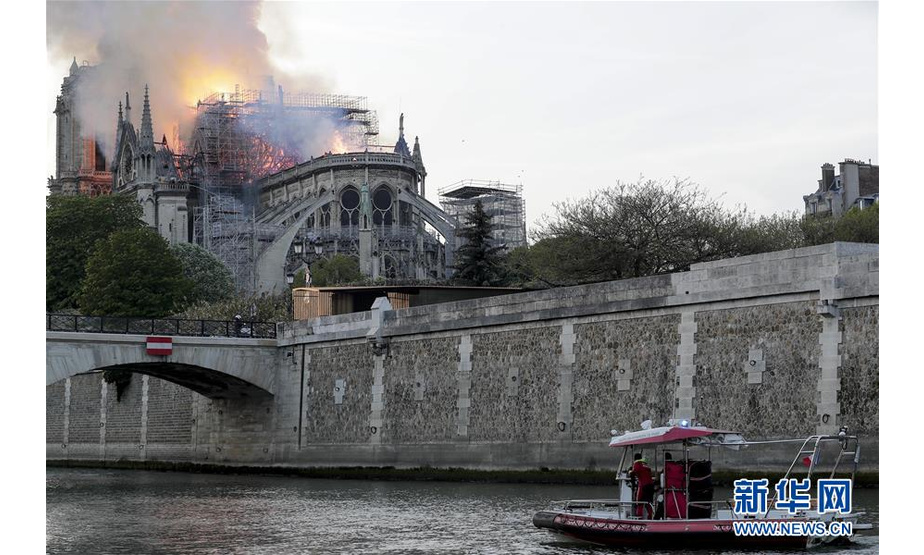 4月15日，在法国巴黎，巴黎圣母院燃起大火。新华社发（亚历山大·卡曼摄）