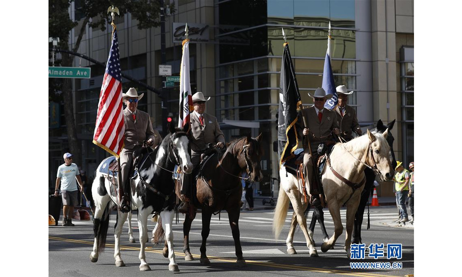 11月11日，在美国加利福尼亚州圣何塞，人们参加退伍军人纪念日游行。 当日，美国加利福尼亚州旧金山湾区城市圣何塞举行退伍军人纪念日游行。 新华社发（李建国摄）