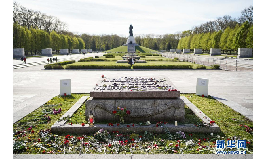 这是5月9日在德国首都柏林拍摄的特雷普托苏军烈士陵园一角。

　　当日，许多德国柏林的民众自发前往特雷普托苏军烈士陵园纪念第二次世界大战“欧洲胜利日”。

　　新华社发（斯特凡·蔡茨摄）