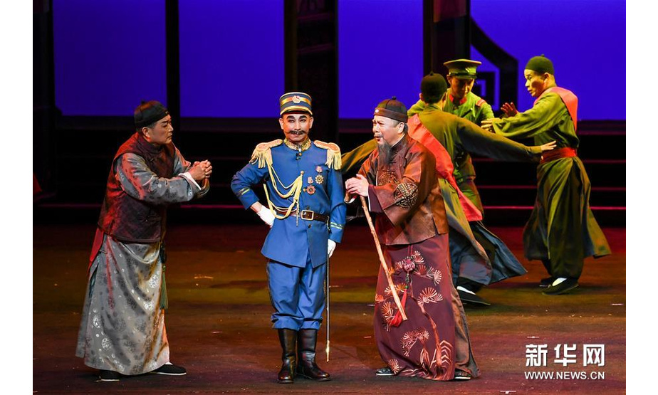 10月18日，演员在苏剧现代戏《国鼎魂》中表演。新华社记者 李博 摄