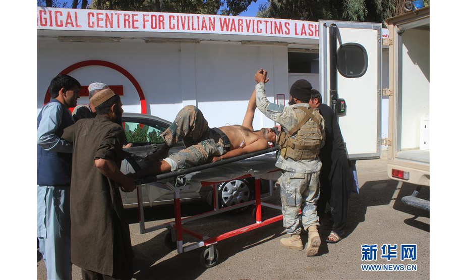 10月17日，在阿富汗拉什卡尔加，人们转移一名伤者。 阿富汗南部赫尔曼德省官员17日向媒体证实，该省境内当天发生一起爆炸袭击事件，造成一名国民议会议员候选人死亡，另有7人受伤。 新华社发（阿卜杜勒·阿齐兹摄）