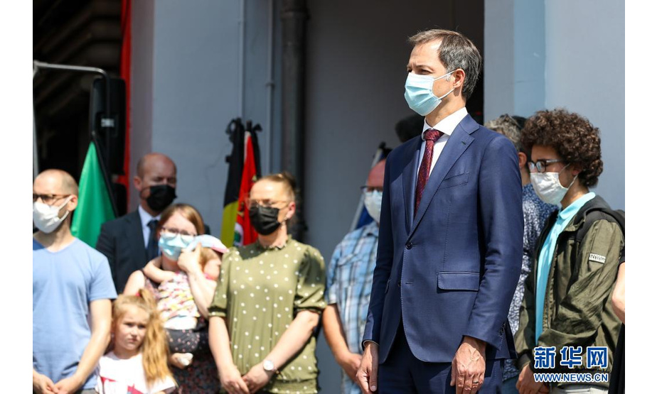 7月20日，比利时首相德克罗（前）在南部城市韦尔维耶出席悼念仪式。

　　当日，比利时举行为期一天的全国哀悼活动，向严重洪水灾害遇难者致哀。

　　新华社记者 张铖 摄