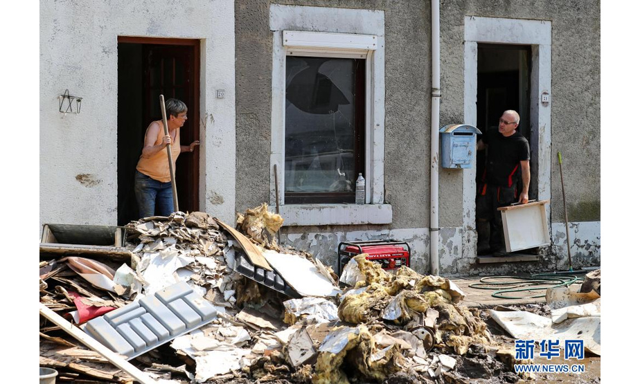 7月20日，人们在比利时受灾严重的佩平斯特清理垃圾。

　　比利时危机中心20日证实，上周的暴雨及其引发的特大洪灾已造成31人死亡、70多人失踪，全国100多个市镇受到影响。目前，比利时全国范围内的降雨已停止，洪水也已基本退去，灾后重建工作正在有序展开。

　　新华社记者 张铖 摄