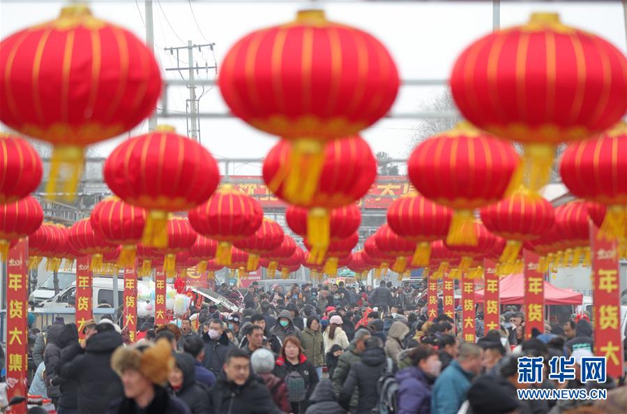 1月22日，城乡居民在大集上置办年货。
当日，辽宁省沈阳市沈北新区蒲河大集迎来众多置办年货的城乡居民，集市购销两旺，交易红红火火。

新华社记者 杨青 摄
