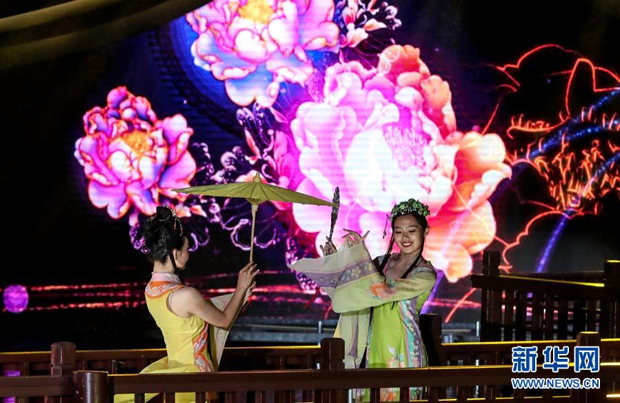 9月12日，演员在开灯仪式上表演《夜美周庄》。新华社记者 杨磊 摄