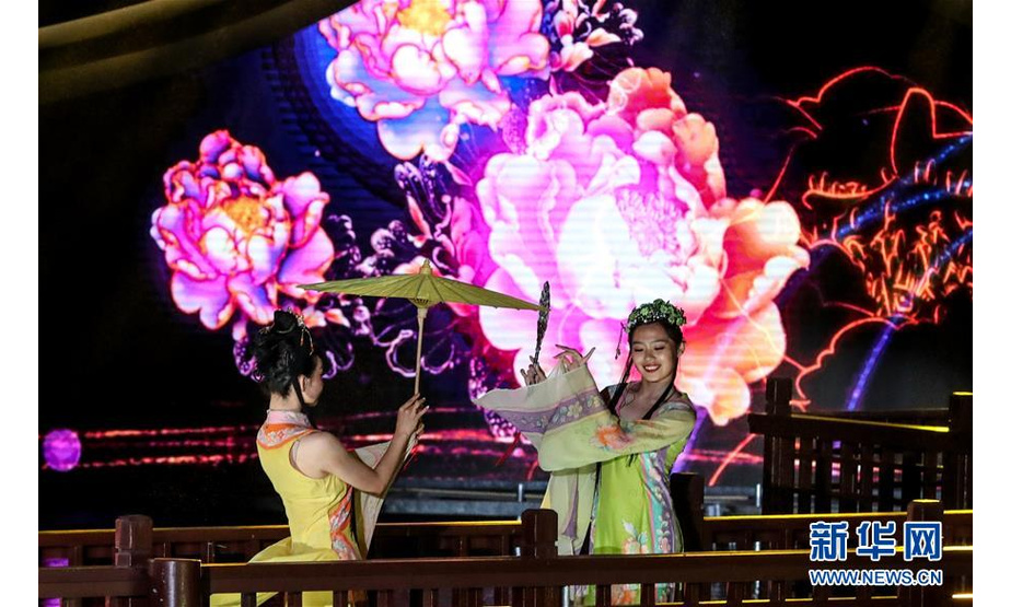 9月12日，演员在开灯仪式上表演《夜美周庄》。新华社记者 杨磊 摄