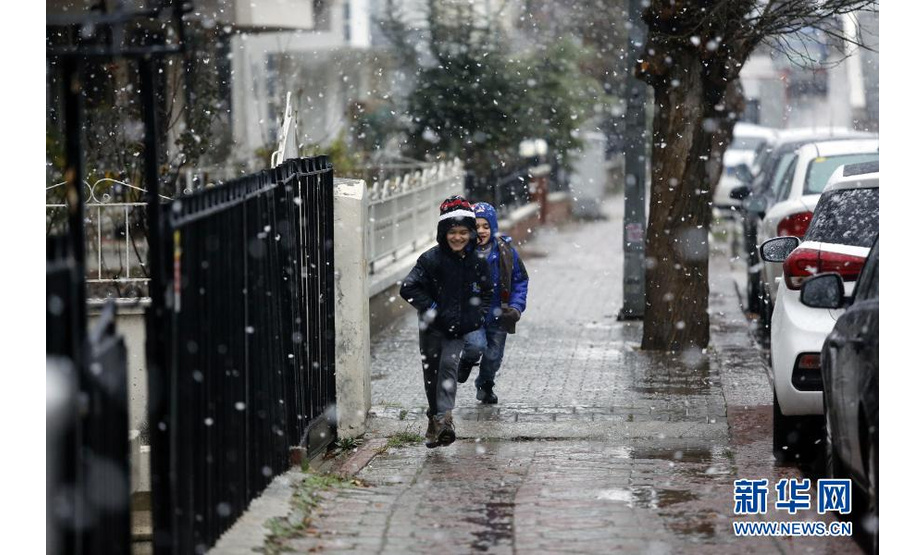 1月13日，在土耳其安卡拉，儿童在雪中嬉戏。新华社发（穆斯塔法·卡亚摄）