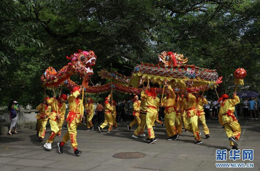 9月11日，活动现场的舞龙表演。 当日，欢歌庆丰收⋅巴渝月正圆——“我们的节日⋅中秋”活动在重庆市北碚区金刀峡镇举行，活动现场开展了系列传统文化闹中秋活动。 新华社发（黄伟摄）