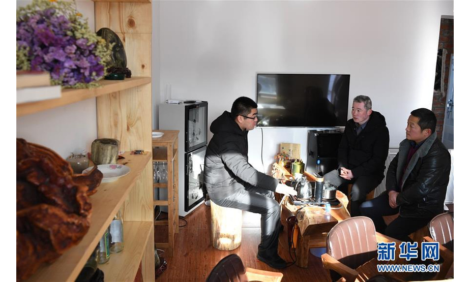 11月24日，在新疆吉木乃县草原石城景区附近的吉木乃县托斯特乡塔斯特村，乡党委书记王继江（左）与村民一起讨论冬季游客接待事宜。新华社记者 沙达提 摄