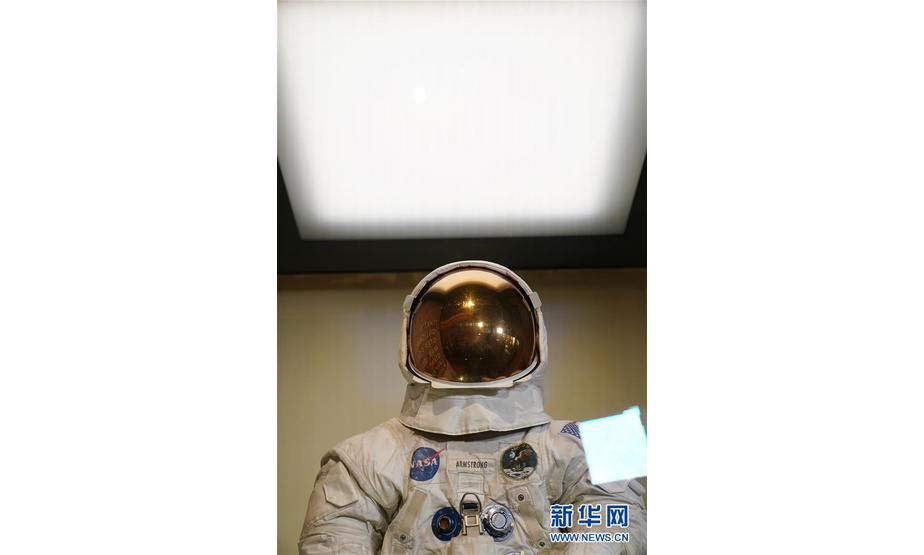 7月16日，在美国华盛顿的国家航空航天博物馆，美国宇航员阿姆斯特朗的登月宇航服向公众展出。 当日，作为阿波罗11号飞船登月50周年纪念活动之一，阿姆斯特朗的登月宇航服在13年后重新在美国国家航空航天博物馆展出。 新华社记者 刘杰 摄