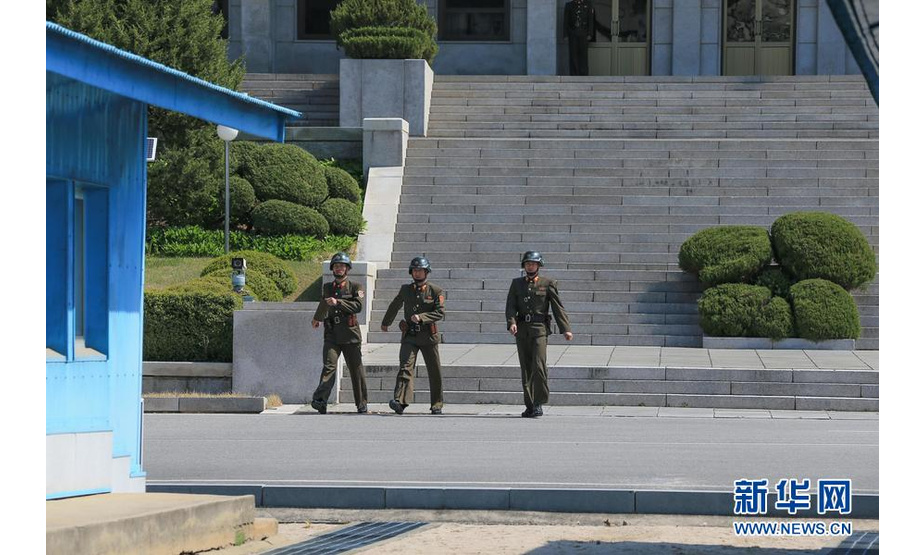　4月18日，朝鲜士兵在位于朝鲜半岛中部的板门店军事分界线朝鲜一侧的板门阁前执勤。4月27日，韩朝将在板门店韩方一侧的“和平之家”举行双方第三次首脑会晤。新华网记者王婧嫱摄