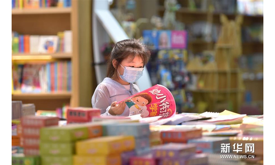 7月5日，一名小朋友在河北省定州市新华书店阅读图书。 新华社记者 朱旭东 摄