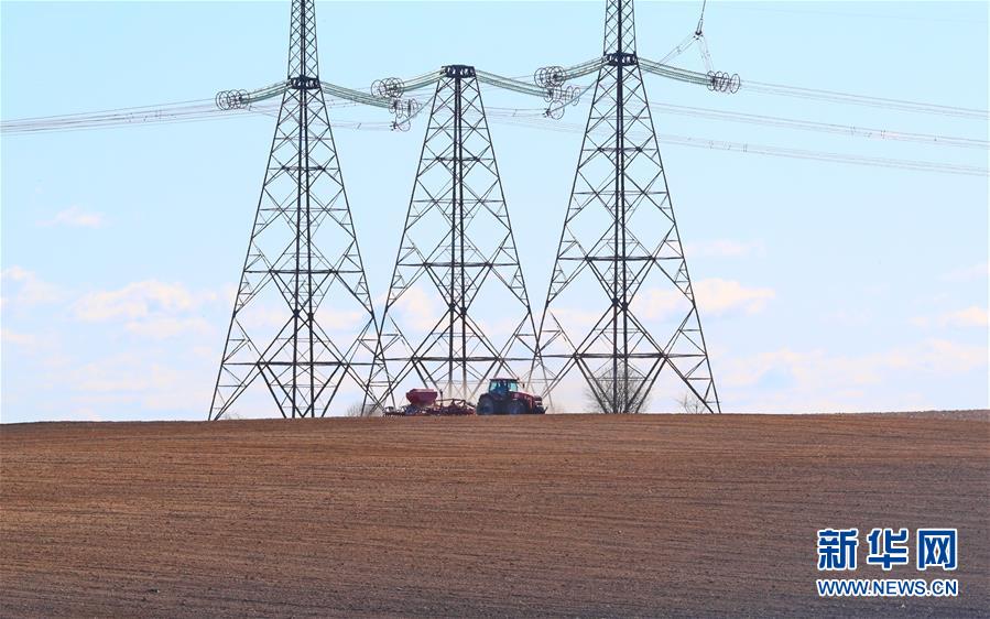 10月16日是世界粮食日。民以食为天。粮食安全是稳定民生国运的压舱石，是世界和平发展的重要保障，也是国际社会落实联合国2030年可持续发展议程的重要内容。维护全球粮食安全，世界各国休戚与共。 这是2020年4月7日，在白俄罗斯首都明斯克郊区，农民驾驶拖拉机播种。 新华社发（任科夫摄）