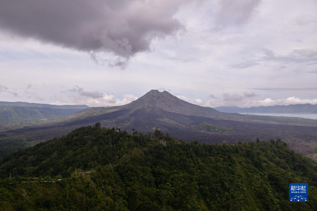 这是12月19日在印度尼西亚巴厘岛拍摄的京打马尼火山。

　　印度尼西亚巴厘省统计局数据显示，受新冠疫情影响，今年1月至10月巴厘岛仅接待45名国际游客。不过，随着新年假期临近，印尼国内旅游业显现逐渐恢复的迹象。

　　新华社记者 徐钦 摄