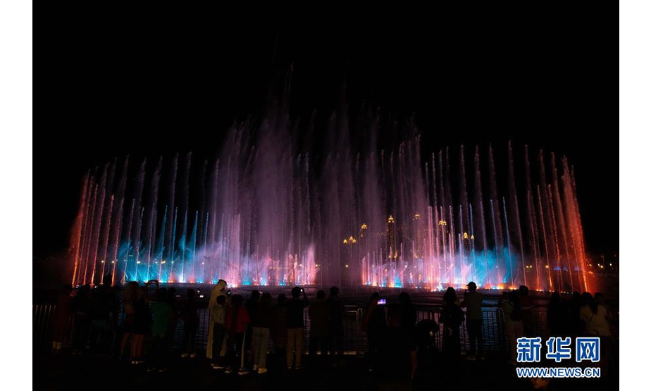 10月24日晚，在阿拉伯联合酋长国迪拜棕榈岛，当地居民和游客欣赏音乐喷泉表演。 吉尼斯世界纪录认证的世界最大喷泉——迪拜棕榈岛音乐喷泉24日进入表演季。该项目设计和制造商为北京中科水景科技有限公司，音乐喷泉表演将从每天日落后开始，每30分钟一次直至午夜，每场表演约3分钟，音乐涵盖古典、流行等多种风格。 新华社发
