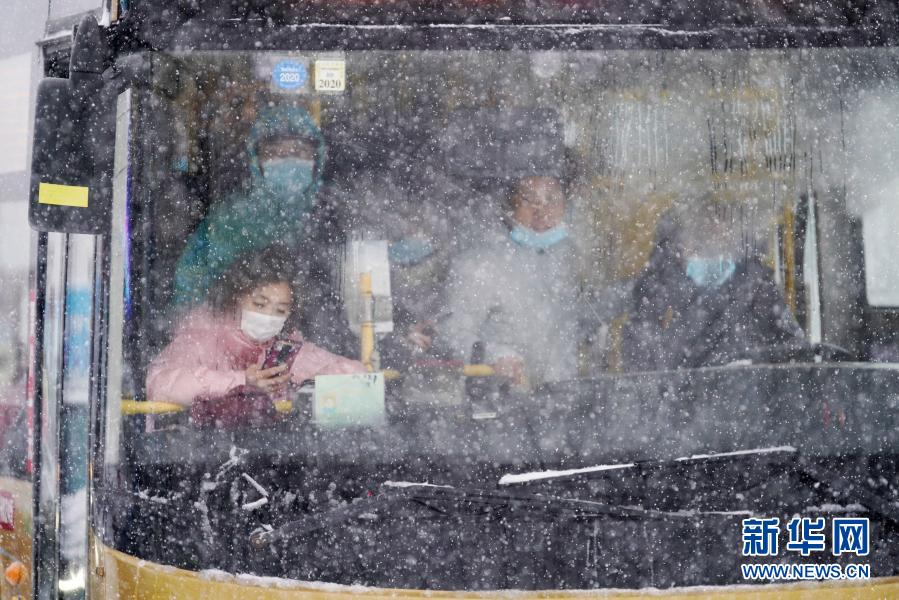 11月19日，在哈尔滨中山路，市民乘坐公交车出行。

　　当日，黑龙江省多地遭遇暴雪天气。上午7时，黑龙江省气象局将气象灾害（暴雪）Ⅳ级应急响应提升为Ⅱ级。

　　新华社记者 王建威 摄
