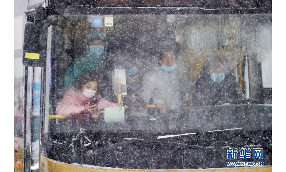 11月19日，在哈尔滨中山路，市民乘坐公交车出行。

　　当日，黑龙江省多地遭遇暴雪天气。上午7时，黑龙江省气象局将气象灾害（暴雪）Ⅳ级应急响应提升为Ⅱ级。

　　新华社记者 王建威 摄