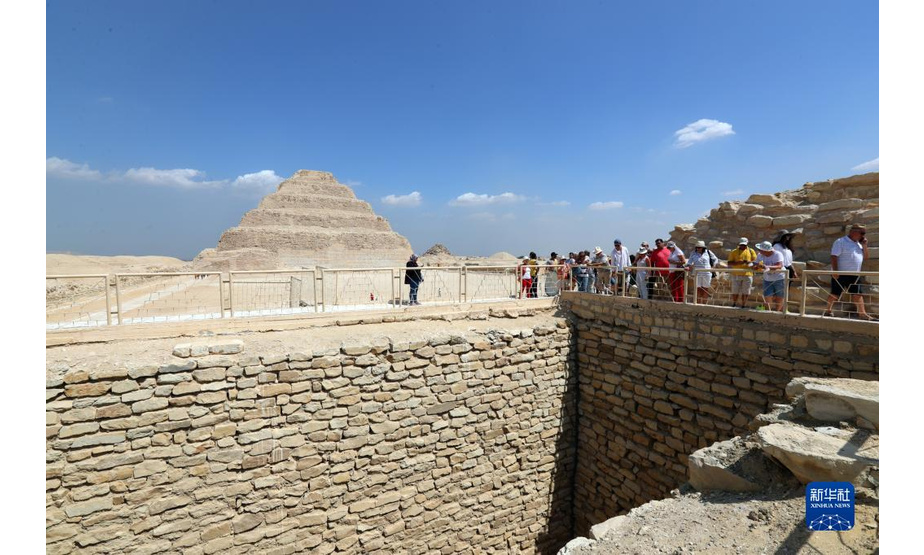 9月14日，游客在埃及首都开罗以南的塞加拉地区一座左塞尔时期古墓的地上建筑游览。

　　当日，位于埃及首都开罗以南约30公里的塞加拉地区，一座距今4000多年的古埃及第三王朝国王左塞尔时期的古墓经过近15年的修缮后正式向公众开放。该墓位于左塞尔王阶梯金字塔建筑群西南角，由地上建筑和地下墓室两大部分构成。埃及于2006年启动对该墓墓道、墓墙、墓室等建筑体的保护和修缮工作。

　　新华社记者 隋先凯 摄