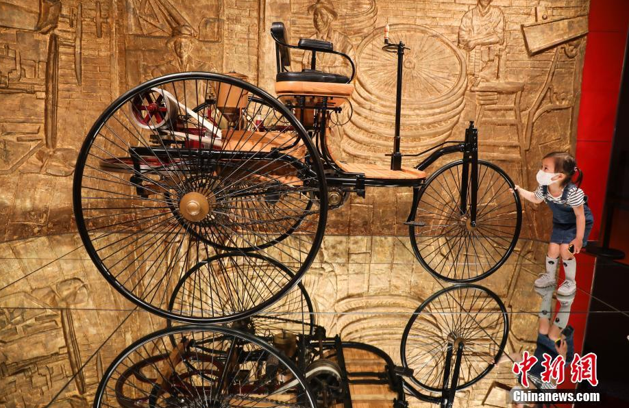 6月2日，一位小朋友在北京汽车博物馆内参观游览。当日，北京汽车博物馆有序恢复开放。目前博物馆采取实名制购票限量预约，每日限流1200人。观众入馆参观需进行身份证核验、出示本人实时健康码、接受健康检测，未见异常后方可入馆。 中新社记者 赵隽 摄
