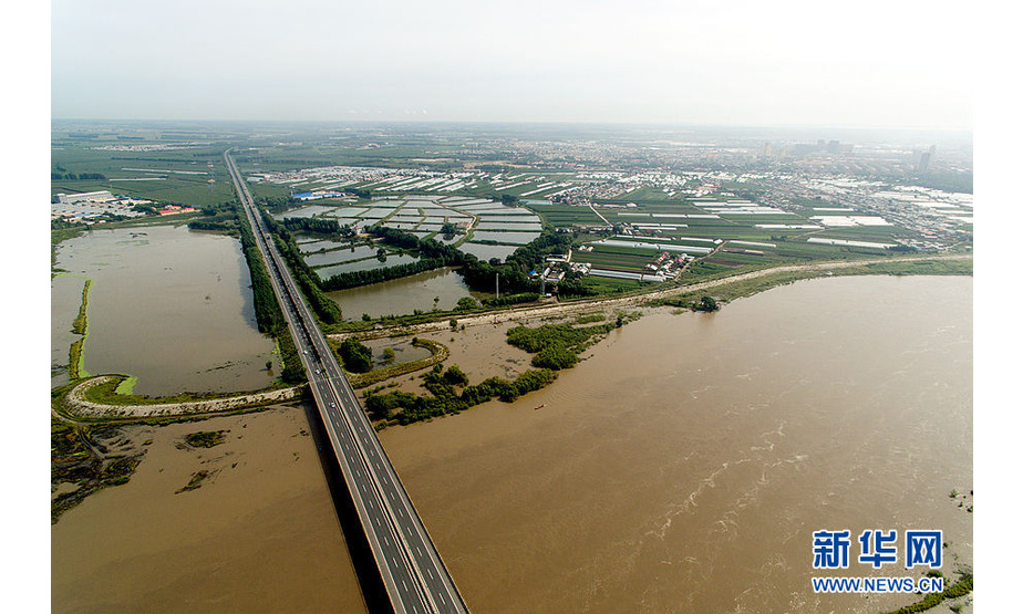 图为8月20日航拍呼兰河水位上涨画面。新华网史峻诚 摄