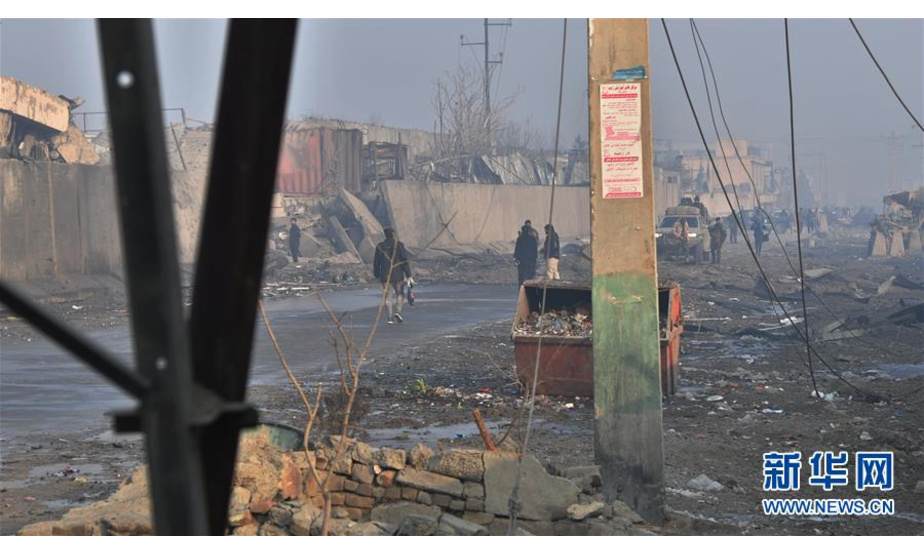 这是1月15日在阿富汗首都喀布尔拍摄的爆炸袭击后的现场。

　　阿富汗官员14日证实，首都喀布尔市区当晚遭遇爆炸袭击。爆炸造成至少4人死亡、90人受伤。

　　新华社记者 代贺 摄