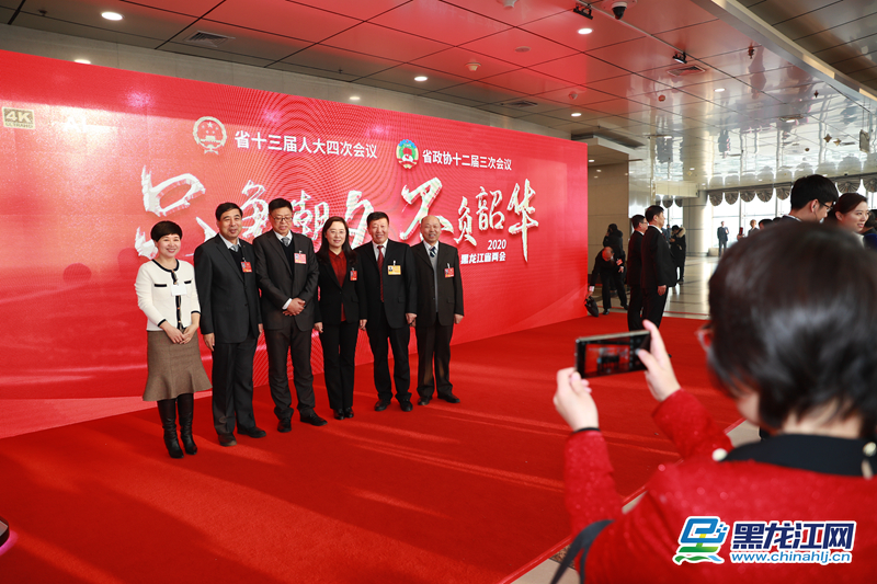 省政协委员们合影留念。（记者 白林鹤摄）