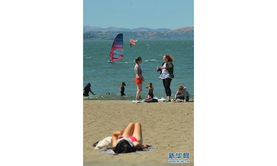 6月15日，人们在美国加利福尼亚州旧金山的海边休闲。

　　美国加州于6月15日解除防疫等级限制的相关规定，全面恢复开放经济活动。

　　新华社发（刘艺霖摄）