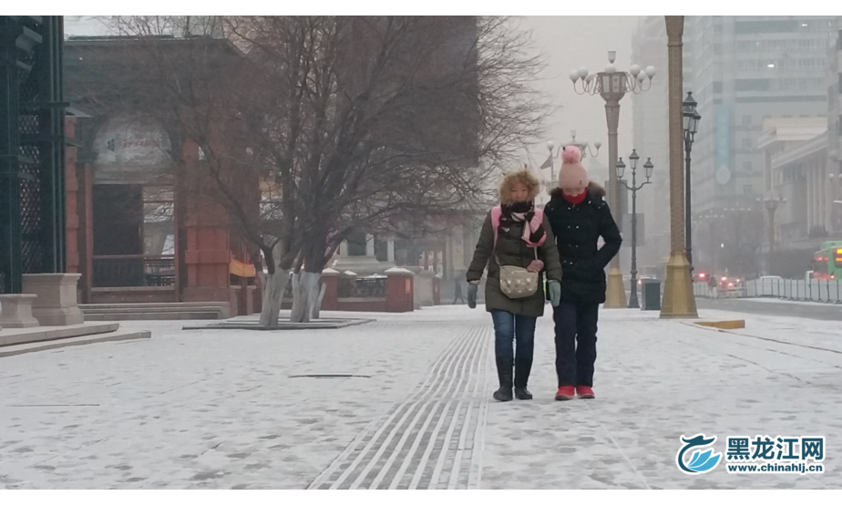 雪中行走的路人。