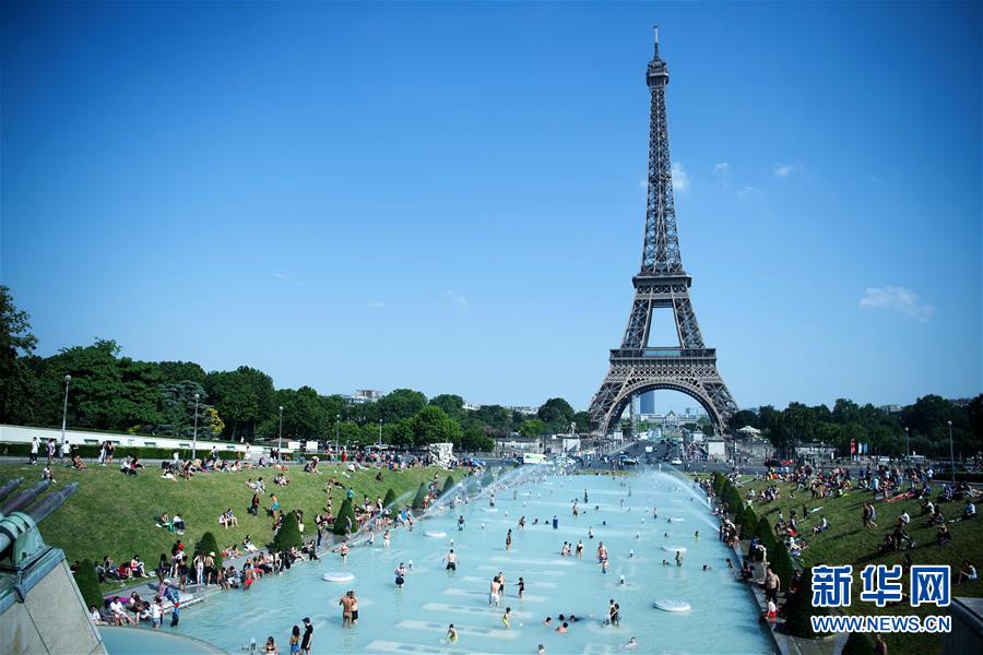 6月26日，在法国巴黎，人们在特罗卡德罗公园喷泉池消暑。 7月12日是今年“三伏”中“初伏”的第一天，这意味着高温高湿的“桑拿天”将逐渐成为天气“主角”，我国大部分地区开启“蒸煮模式”或“烧烤模式”。 而近日北半球多地也处在高温酷暑中。 新华社发（杰克·陈摄）