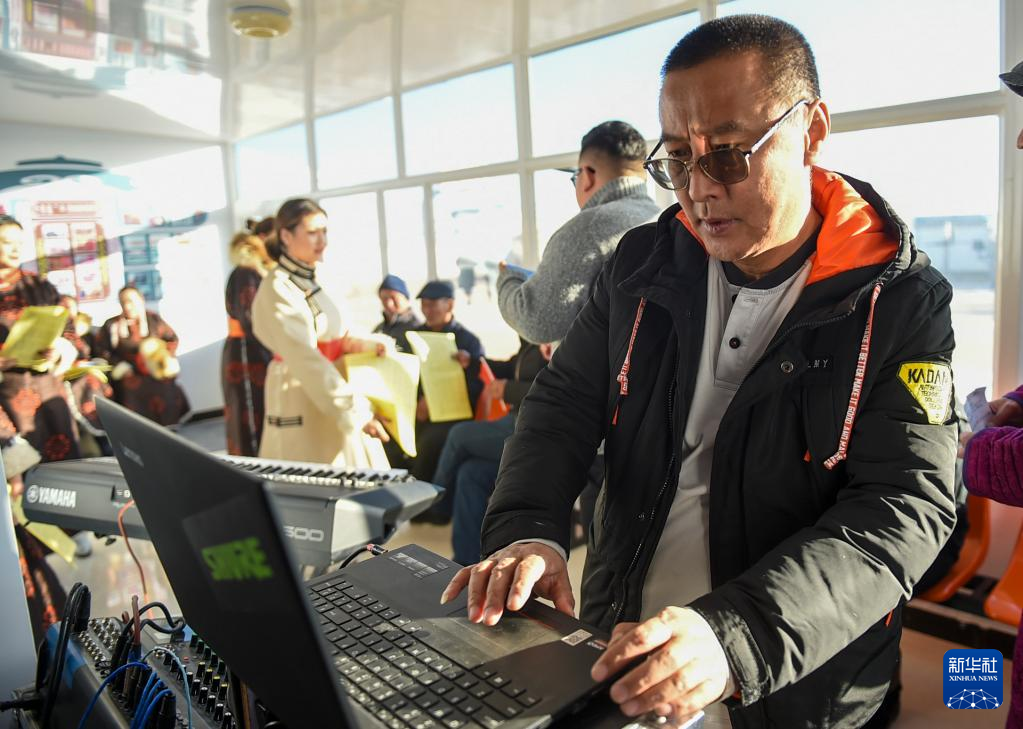 11月24日，演出开始前，锡林郭勒盟苏尼特右旗乌兰牧骑队员在调试设备。新华社记者 彭源 摄