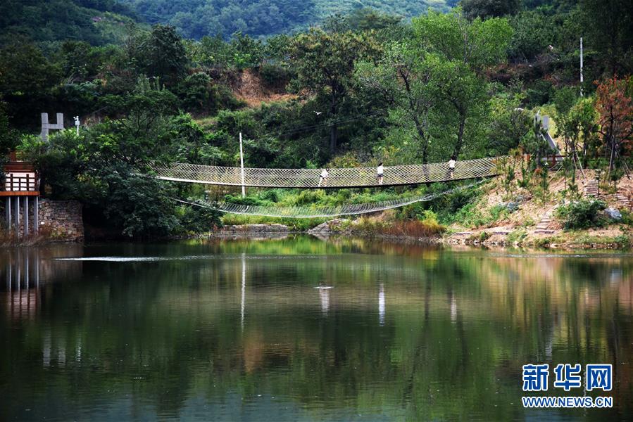9月3日，游客在日照市五莲县叩官镇董家楼村的北山乡居民宿区体验游玩。新华社记者王凯摄
