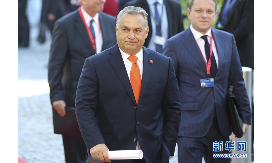 9月20日，在奥地利萨尔茨堡，匈牙利总理欧尔班·维克托（前）抵达欧盟非正式峰会现场。 欧盟非正式峰会19日在奥地利西部城市萨尔茨堡开幕。 新华社记者 叶平凡 摄