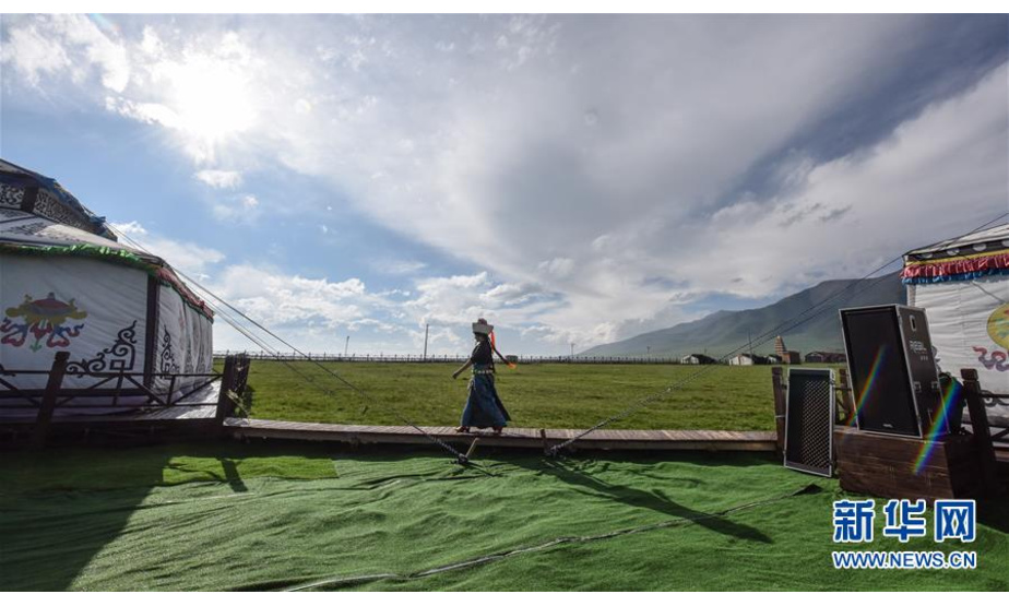6月20日，祁连山生态牧场的一名工作人员在牧场内行走。  新华社记者 吴刚 摄