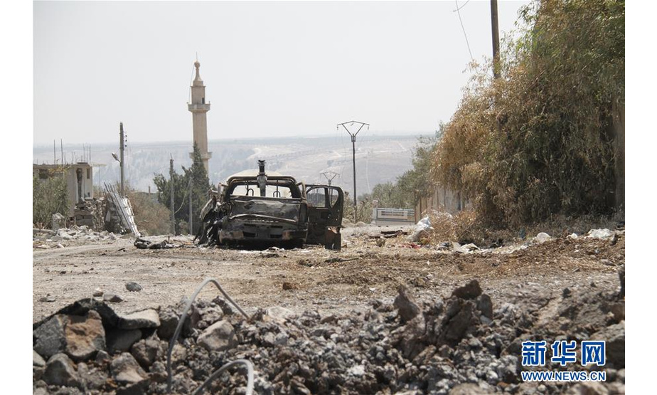 这是8月8日在叙利亚南部耶尔穆克谷地地区拍摄的叙政府军与武装分子激战后损毁的汽车。 叙利亚政府军6日开始对极端组织“伊斯兰国”在叙南部的最后据点苏韦达省东北部的控制区发起大规模军事行动。6月19日以来，叙政府军在叙南部发起军事行动，不断收复失地。目前，叙政府军已基本控制了德拉省和邻近的库奈特拉省。 新华社记者汪健摄