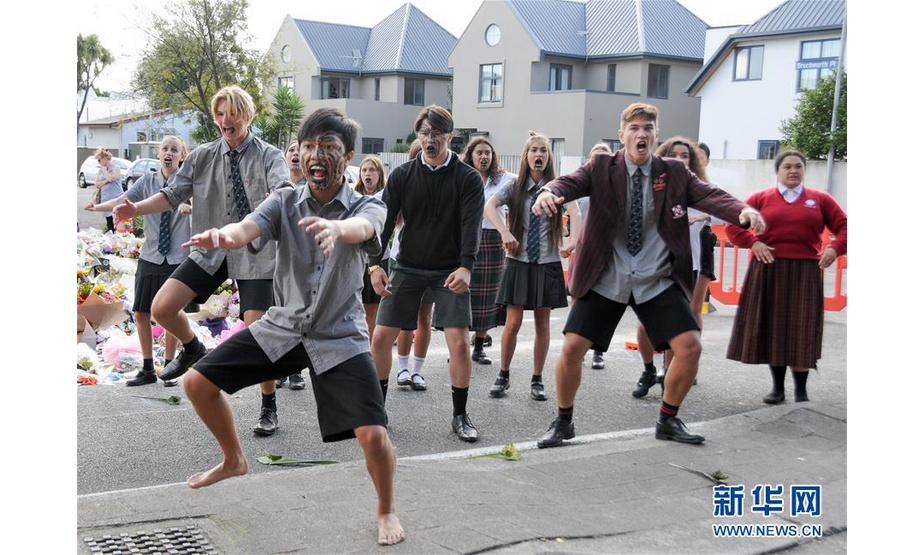 3月20日，在新西兰克赖斯特彻奇，一些中学生在枪击案现场跳起毛利战舞以慰逝者。新华社记者 卢怀谦 摄