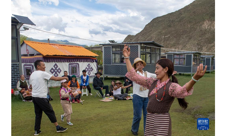 8月11日，人们在拉萨市达孜区一处林卡营地“过林卡”时跳锅庄舞。

　　每年5至10月，是西藏群众举家“过林卡”的好时节。“林卡”在藏语中意为园林，“过林卡”类似郊游、踏青，亲朋好友相约于美景中聚会、野餐、休闲。随着人民生活水平不断提高，“过林卡”已成为藏族同胞日常休闲的生活方式。

　　新华社记者 孙瑞博 摄