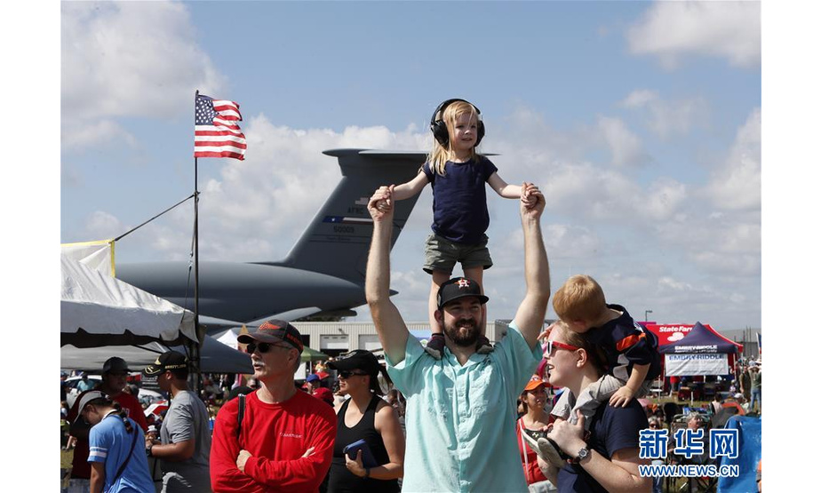 10月19日，在美国休斯敦航空展上，人们观看飞行表演。 当日，一年一度的休斯敦航空展在埃灵顿机场开幕。 新华社发 （宋穹摄）