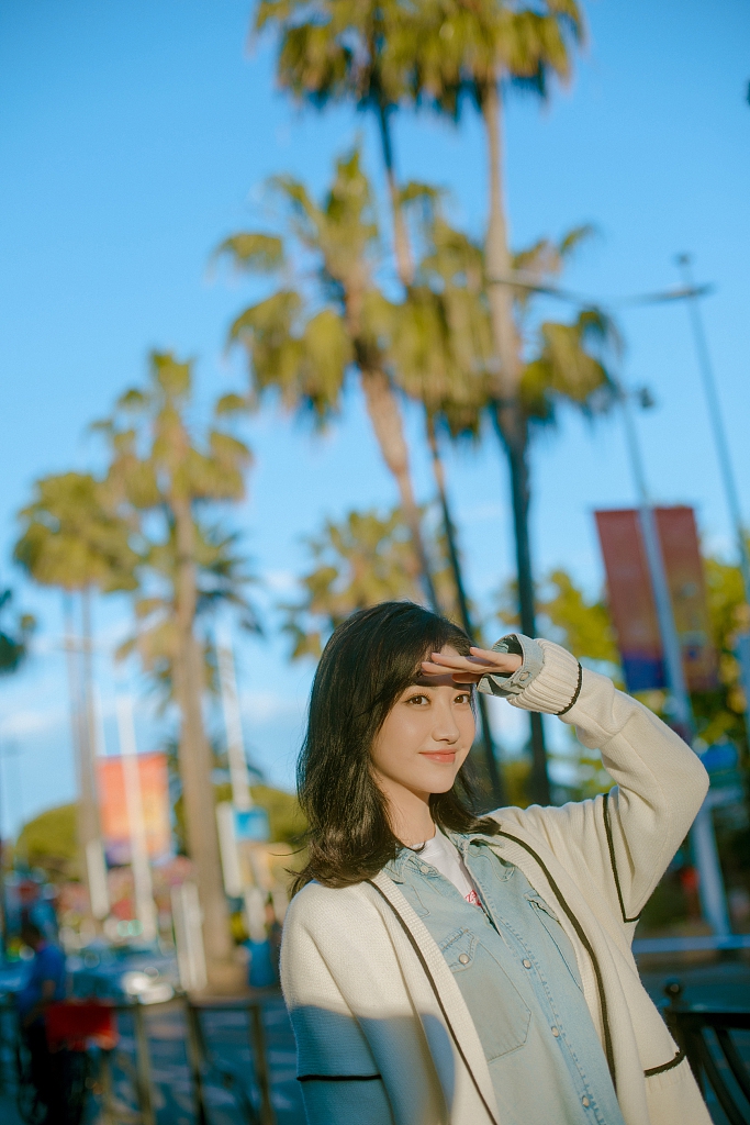 新浪娱乐讯 5月14日，景甜戛纳电影节街拍，米色毛衣搭配牛仔衬衫，十分可爱。