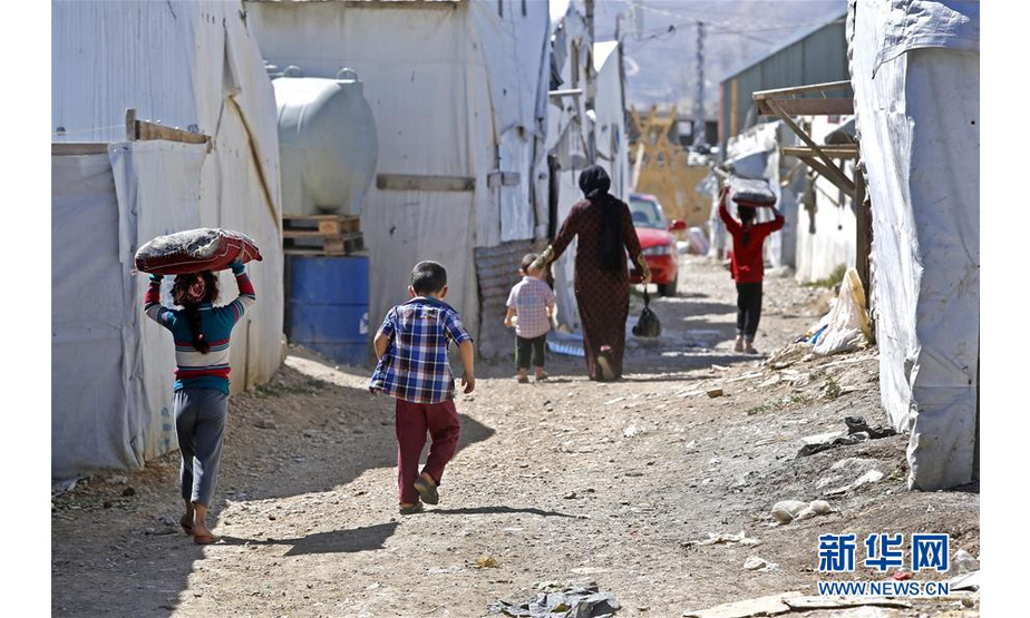 6月19日，在黎巴嫩东部贝卡谷地巴尔伊勒亚斯地区的一处叙利亚难民营，难民走在回家的路上。

　　叙利亚危机已进入第8年，不少为逃离战火来到黎巴嫩的叙利亚难民生活依旧。联合国难民署19日发布的最新报告显示，战争和其他形式的暴力使全球被迫流离失所者人数再创历史新高。这份名为《2017年流离失所问题全球趋势》的报告显示，截至2017年年底，全球被迫流离失所者人数为6850万，平均每110人中就有1人被迫流离失所。2017年有1620万人被迫流离失所。报告显示，就难民人数与本国人口的比例而言，黎巴嫩是全世界接受难民比例最高的国家。

　　新华社发（比拉尔·贾维希摄）