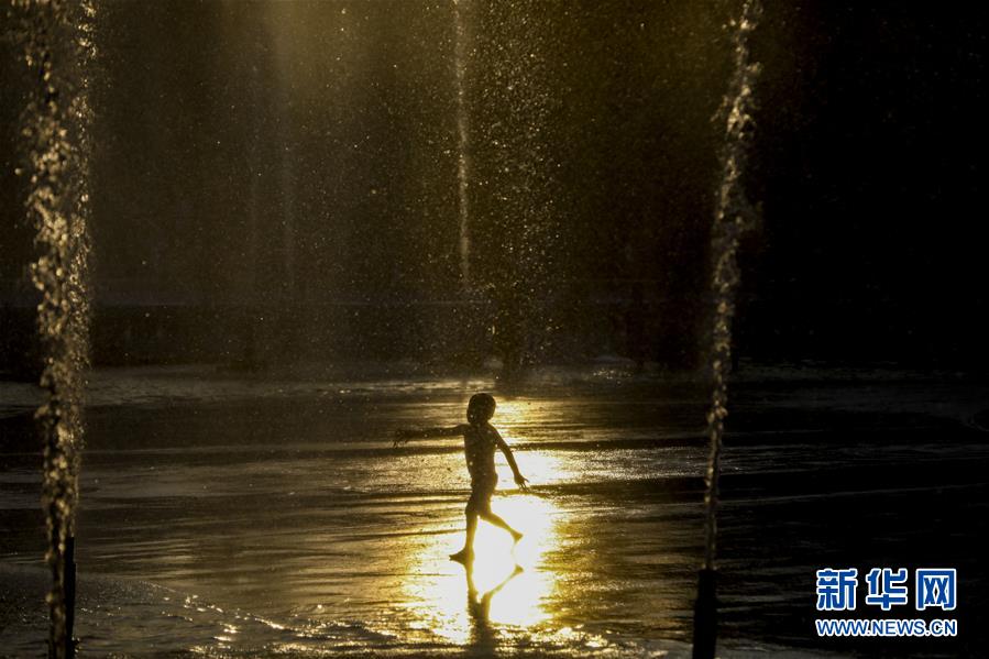 7月9日，在美国纽约，一名儿童在科罗纳公园的喷泉戏水。 7月12日是今年“三伏”中“初伏”的第一天，这意味着高温高湿的“桑拿天”将逐渐成为天气“主角”，我国大部分地区开启“蒸煮模式”或“烧烤模式”。 而近日北半球多地也处在高温酷暑中。 新华社记者 王迎 摄