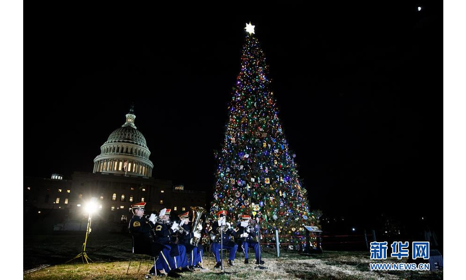12月4日，在美国华盛顿，乐队在国会圣诞树旁演奏。 美国国会圣诞树点亮仪式4日举行。 新华社发（沈霆摄）