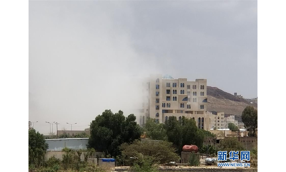 5月16日，在也门萨那，浓烟从一处遭空袭的地点升起。 也门胡塞武装16日说，沙特阿拉伯领导的多国联军当天对也门首都萨那实施密集空袭，造成至少6名平民死亡。 新华社发（穆罕默德摄）