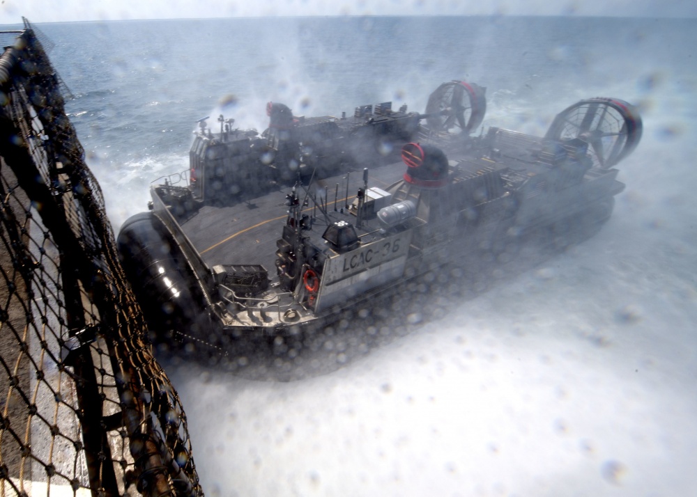 近日，美国海军“巴丹”号两栖攻击舰 “纽约”号两栖船坞运输舰以及“橡树山”号船坞登陆舰在大西洋海域进行了“水面战高级战术训练”。