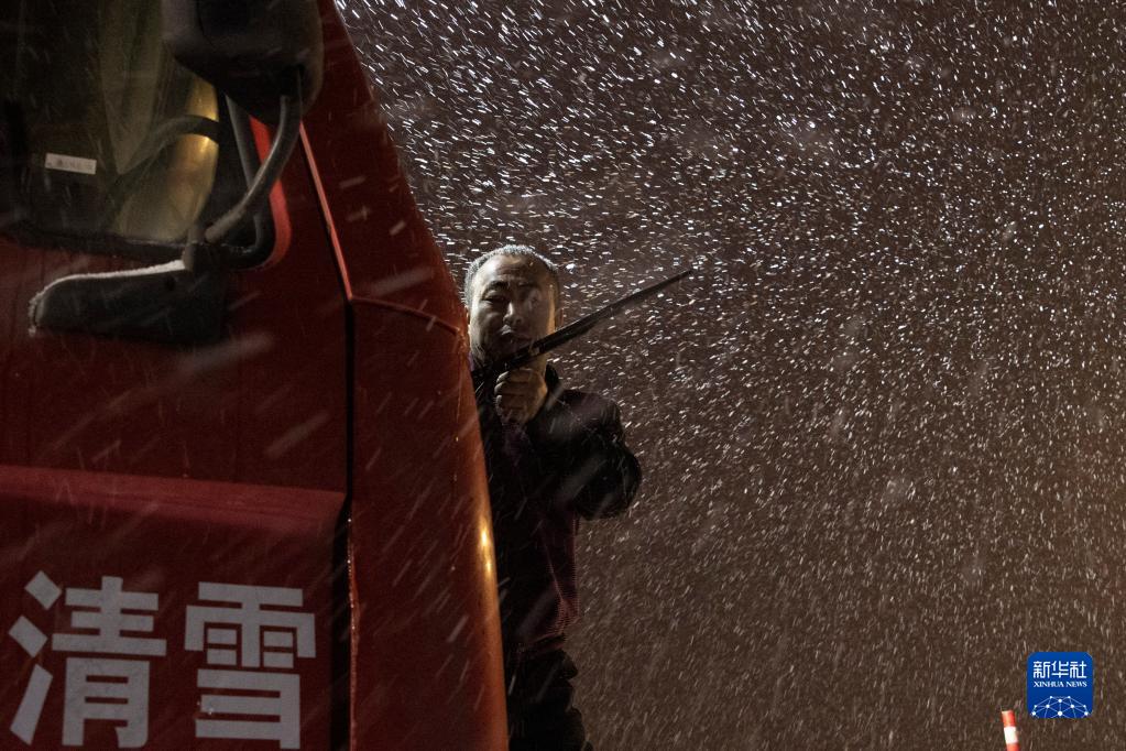 11月21日晚，清雪车司机在鸡西市鸡冠区鸡东新路上对车辆进行清理。

　　黑龙江省鸡西市气象局于11月22日03时50分将暴雪橙色预警信号升级为暴雪红色预警信号。为保障当地物资运输畅通、居民出行便利，鸡西市相关部门迅速组织除雪力量，一夜无眠的“逆行者”在暴雪中用自己的辛苦付出，保障城市有序运转和居民正常生活。

　　新华社记者 张涛 摄