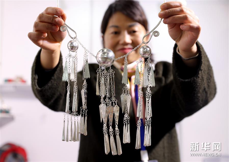 11月29日，来自云南的手工艺者展示景颇族的银制项圈。新华社记者 刘颖 摄