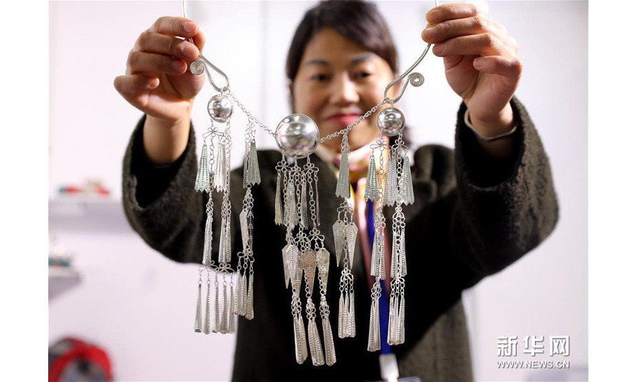 11月29日，来自云南的手工艺者展示景颇族的银制项圈。新华社记者 刘颖 摄