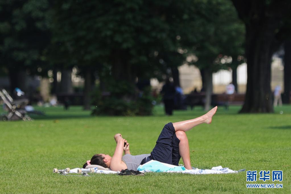 6月9日，一名女子在比利时布鲁塞尔的公园休闲。

鉴于当前新冠疫情进一步缓解，比利时当天启动“夏季计划”第一阶段，餐馆、咖啡馆、酒吧等恢复室内营业。

新华社记者郑焕松摄